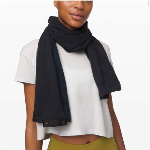 Gently used lululemon wrap jacquard black and blue pattern - Picture 3 of 7